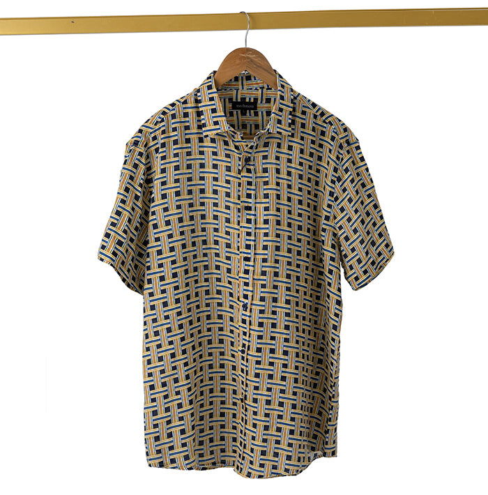 Linen S/S shirt with chain square print and back darts