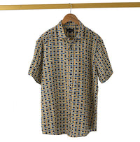 Linen S/S shirt with chain square print and back darts