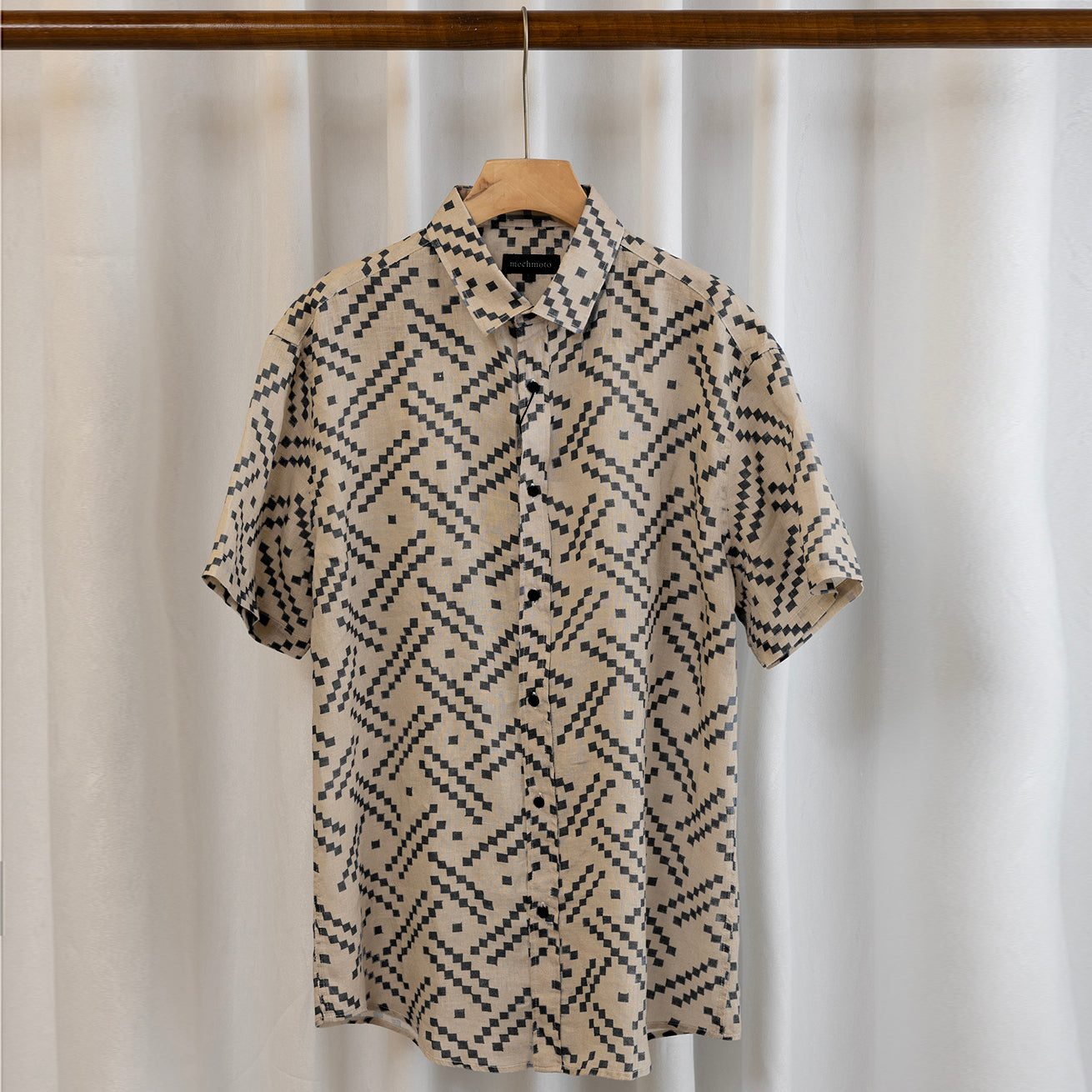 Linen S/S shirt with block design. Plain back
